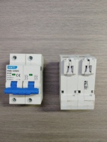 Disjoncteur miniature DC dédié aux systèmes photovoltaïques 2P 1000VDC 100A Courbe D Protection contre les surcharges et les courts-circuits