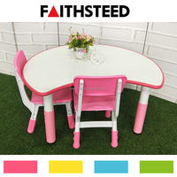 Ensemble table et chaises pour enfants en forme de croissant, avec 4 options de couleurs et pieds réglables, pour une utilisation en classe et en maternelle
