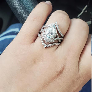 Anello da Donna Q178 in Oro Bianco con Diamante Naturale Taglio Triangolare Colore D, Anello di Fidanzamento con Diamanti Laterali - Product Image 4