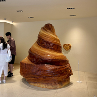 Décoration extérieure pour boulangerie : Sculpture en résine légère de croissant, design personnalisé, style alimentaire, pour desserts et pains
