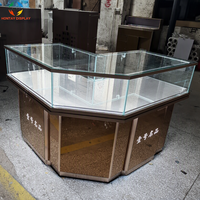 Comptoir de présentation de bijoux de luxe en forme de L, cadre or rose, base miroir, éclairage LED pour salles d'exposition de montres haut de gamme et magasins de détail