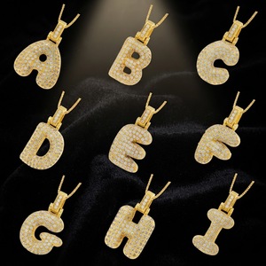 Collar <span class=keywords><strong>con</strong></span> inicial de letra delicada para uso diario, chapado <span class=keywords><strong>en</strong></span> oro de 18K sobre latón, <span class=keywords><strong>con</strong></span> diseño de burbujas, micro pavé denso de circonitas y engaste de triple fila de piedras - Product Image 1