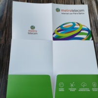 Carpeta de Presentación Personalizada Impresa en Papel/Cartón Offset A4 con Bolsillos Decorativos y Porta Tarjetas de 2 Pliegues