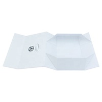 Boîte cadeau pliable magnétique en papier de luxe personnalisée avec doublure en éponge et gaufrage pour l'emballage de vêtements, de chaussures et de chaussettes