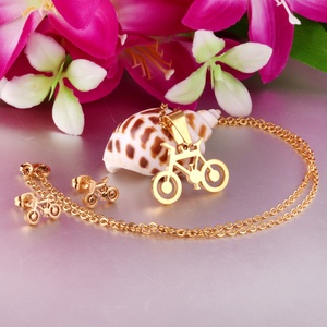 ชุดเครื่องประดับสแตนเลสแบบใหม่ล่าสุด ชุบทอง 18k PVD ดีไซน์จักรยาน ทันสมัย สำหรับผู้หญิง ประกอบด้วยต่างหูและสร้อยคอ - Product Image 2