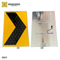 Avertissement extérieur Direction du trafic Flèche clignotante jaune réfléchissante personnalisée Signalisation routière LED solaire