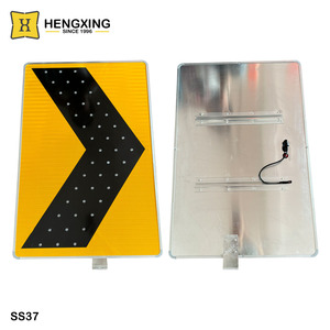 Avertissement extérieur <span class=keywords><strong>Direction</strong></span> du trafic Flèche clignotante jaune réfléchissante personnalisée Signalisation routière LED solaire - Product Image 2