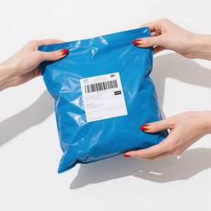 Sac d'emballage compostable en plastique avec fermeture éclair, logo imprimé personnalisé, glissière en plastique, finition mate noire givrée, pour vêtements - Product Image 4