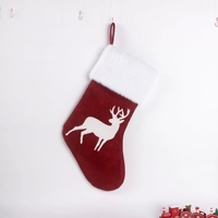 Grandes chaussettes de Noël rouge foncé avec bordure en fausse fourrure blanche, motifs sapin de Noël, tête de cerf, renne en course, flocon de neige