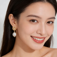 Boucles d'oreilles pendantes tendance en forme de marguerite, imitation perle, camomille, avec sertissage en or et argent Tai, pour mariée et mariage