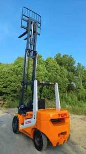 Chariots élévateurs diesel d'origine TCM utilisés mât à deux étages 4WD avec emballage de palettes pour les restaurants de détail et les industries de l'imprimerie - Product Image 2