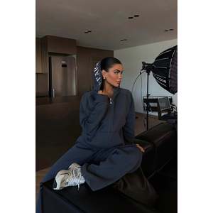 Ensemble de survêtement gris uni zippé coupe-vent respirant en nylon délavé imprimé avec logo sur le col à capuche, décontracté et léger pour l'hiver - Product Image 2