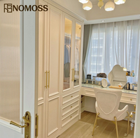 Design Studio Sourcing : Armoires de dressing modernes et luxueuses sur mesure avec organisation flexible pour projets de villas haut de gamme