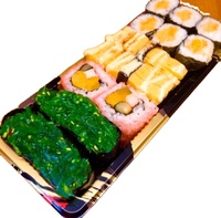 Barquette à sushi et boîte à salade en plastique PET jetable avec couvercle anti-buée, épaisseur 0,43 mm, emballage blister pour snacks et plats à emporter