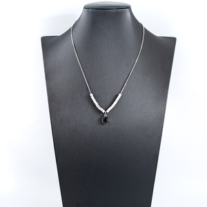 สร้อยคอไทเทเนียมทรงเรขาคณิตประดับพลอยสีดำสำหรับทุกเพศ สวมใส่ได้ทุกวัน - Product Image 2