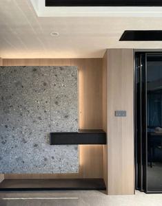 Paneles de Puerta con Textura de Piedra y Efecto Agua para <span class=keywords><strong>Entrada</strong></span> Personalizada, con Estantes Flotantes Negros e Iluminación Oculta - Product Image 2