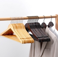Vente en gros de cintres en bois naturel avec rainures pour les épaules cintres en bois avec logo personnalisé pour vêtements pour armoire ou salle de bain