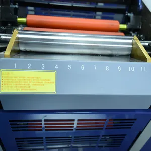 Mesin Printer 6090 untuk Pencetakan Botol Label Jugo Cup Sealing Label Mesin Cetak 3D Transfer Label Metalik Cetak Mach