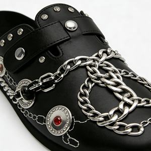 Mules de Cuero para Hombre Estilo Punk Urbano Oscuro, Zapatos con Cadena Metálica y Remaches, Sandalias con Hebilla, Pantuflas y Mules con Logotipo Personalizado - Product Image 2