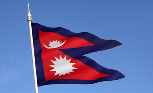 Bandiera da tavolo del Nepal 5'' x 8'' - Bandiera da scrivania nepalese 21 x 14 cm - Asta e <span class=keywords><strong>base</strong></span> in plastica nera - Product Image 6