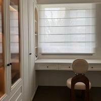 Armoire de chambre Senger de style européen avec coiffeuse latérale, verre cannelé en arc et éclairage LED