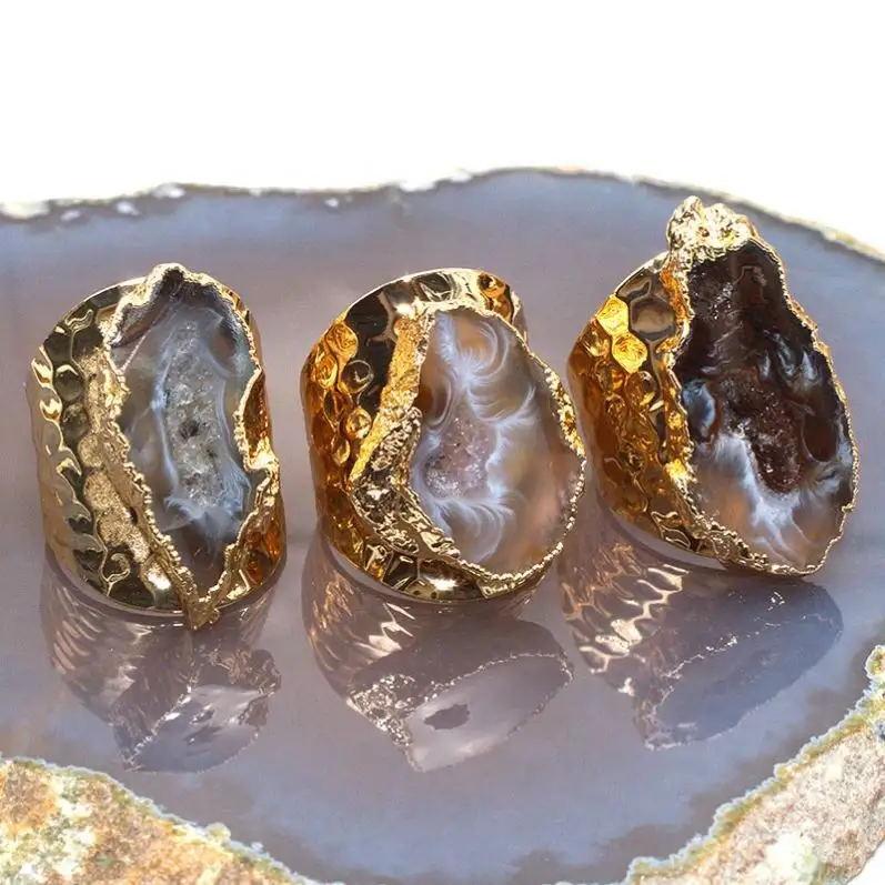 شرائح خواتم من العقيق عالي الجودة مطلية يدويًا على شكل دائري مطلية بالذهب من حجر طبيعي برازيلي