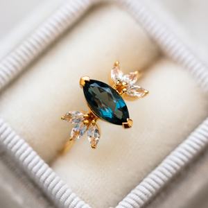 Anillo de Joyería para Mujer con Diseño Nuevo, Plata S925, Topacio Azul Londres Natural y Circonita Cúbica en Forma de Pétalo - Product Image 2