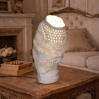 Lampe de table décorative sculpturale en céramique creuse faite à la main, avec abat-jour original, pour salon et chambre à coucher