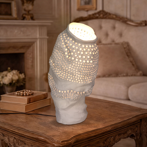 Lámpara de Mesa Decorativa Escultural de Cerámica Hueca Hecha a Mano con Pantalla Novedosa para Sala de Estar y Dormitorio - Product Image 2