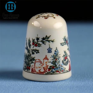 Diseño <span class=keywords><strong>de</strong></span> tema navideño Venta caliente personalizada <span class=keywords><strong>Dedal</strong></span> <span class=keywords><strong>de</strong></span> resina <span class=keywords><strong>de</strong></span> cerámica Regalo <span class=keywords><strong>de</strong></span> recuerdo Anillo dorado Dedales <span class=keywords><strong>de</strong></span> porcelana - Product Image 1