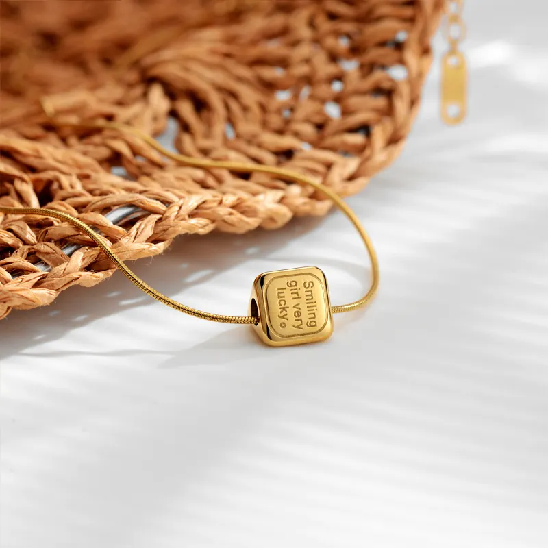 Colar de sorriso triangular 3D para presente de casamento, pingente de aço inoxidável banhado a ouro 18K com letras e letras, moda expressa