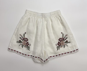 Shorts blancs à jambes larges en lin et dentelle vintage française pour femme, taille haute avec ceinture élastique, coupe ajustée - Product Image 1