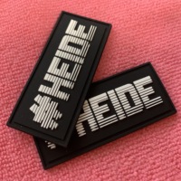 Étiquettes de bagages en caoutchouc avec logo en relief au design luxueux, patch en caoutchouc PVC 3D écologique et recyclable pour chemises