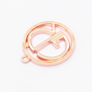 Étiquette ronde en métal or rose avec logo de marque pour breloques de créateurs de vêtements - Product Image 3