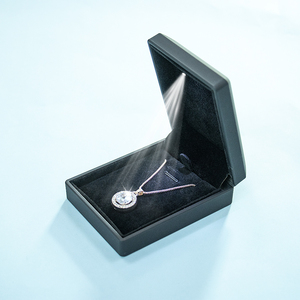 Boîte à bijoux LED EVERWIN, élégante boîte de rangement pour bijoux rectangulaire avec couvercles en bleu, rouge et noir pour la présentation de colliers et de pendentifs - Product Image 4