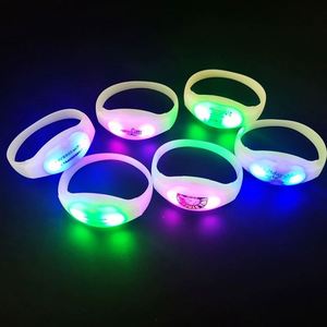 Bracelets lumineux LED télécommandés pour concerts et fêtes - Silicone, couleurs et logo personnalisables, style rétro portable - Product Image 4