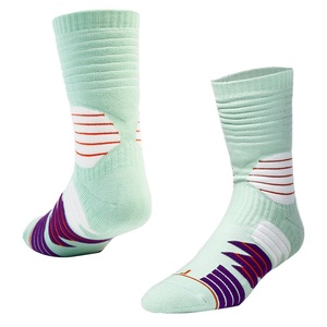 Chaussettes de sport professionnelles personnalisées antidérapantes pour football, avec revers et semelle respirants, séchage rapide, en coton éponge/fibre de bambou, pour l'élite sportive - Product Image 6