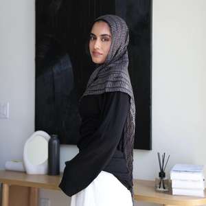 ผ้าคลุมศีรษะมุสลิมพิมพ์ลายแฟชั่นสำหรับสุภาพสตรี รุ่นฮิญาบโมดัล ระบายอากาศได้ดี ใช้ได้ทุกฤดู ปี 2026 พร้อมรับผลิตตามแบบโลโก้ที่ต้องการ ขายส่ง - Product Image 1