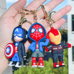 Portachiavi <span class=keywords><strong>Marvel</strong></span> Supereroi: Ciondolo Captain America e <span class=keywords><strong>Iron</strong></span> <span class=keywords><strong>Man</strong></span> con Portachiavi in Gomma di Spider-<span class=keywords><strong>Man</strong></span> - Product Image 3