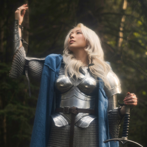 Armadura de Guerrero Femenina – Disfraz de Caballera Medieval |   Armadura Lista para la Batalla para Mujeres Valientes, Disfraz de Ren Faire, MetalCostume - Product Image 1