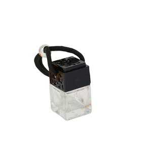 Diffuseur de parfum pour voiture en verre carré suspendu, personnalisable, décoratif, 6 à 8 ml, vide, avec couvercles colorés, 2022 - Product Image 4