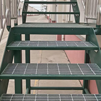 Escalier extérieur moderne en acier galvanisé industriel avec design écologique, finition galvanisée à chaud