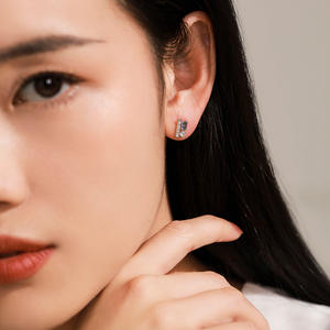 Pendientes de Plata de Ley S925 con Circonita Morada de Corte Ovalado, Diseño Floral, Inspiración Natural, Versión en Cobre Personalizable para Mujer - Product Image 2