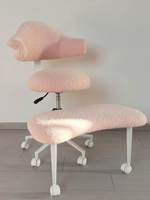 Chaise ergonomique à assise croisée avec dossier incurvé et réglage en hauteur, idéale pour la méditation, le yoga et une utilisation prolongée sur ordinateur