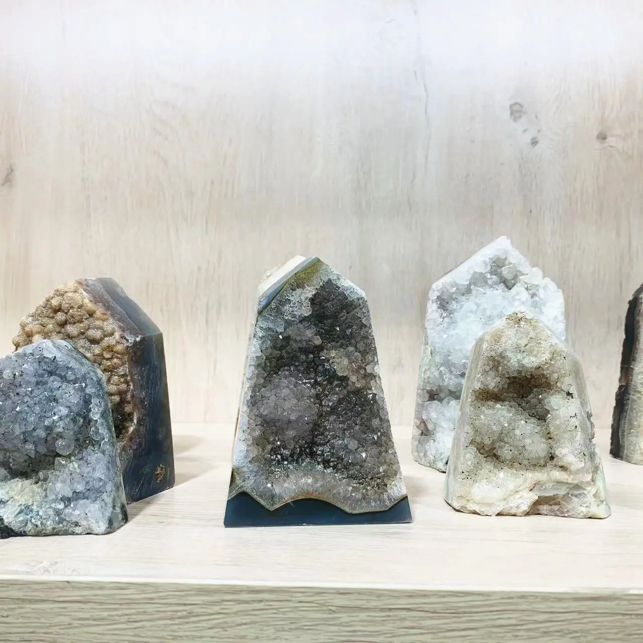 Grosir Obelisk Kristal Kuarsa Kristal Menara Kristal Batu Akik Geode Amethyst Alami untuk Meditasi