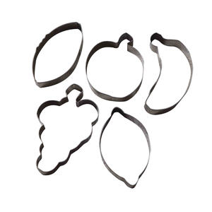 Bague 5.5 cm avec 5 emporte-pièces de formes assorties Couleur et moule personnalisés pour la fête-Lot de 72 - Product Image 1