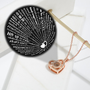Vente chaude Écologique Argent <span class=keywords><strong>Couple</strong></span> Collier Perle Projection Pierre Pendentif Cent Langues Dire «Je t'aime» Mode - Product Image 1