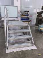 Plateforme d'accès mobile en aluminium extrudé 4080 sur mesure avec main courante de sécurité et escalier de travail industriel antidérapant