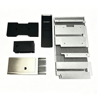 Radiateur en aluminium extrudé carré avec patins de montage intégrés, à ailettes verticales denses, pour amplificateur de puissance audio