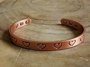 Brazalete Magnético de Cobre con Patrón de Corazón de Calidad Premium, Terapia Energética, Ajustable para Uso Diario, Disponible para la Venta - Product Image 6